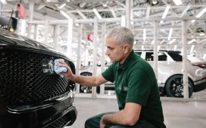 Jaguar F-Pace Mourinho visita sorpresa limpiar emblema