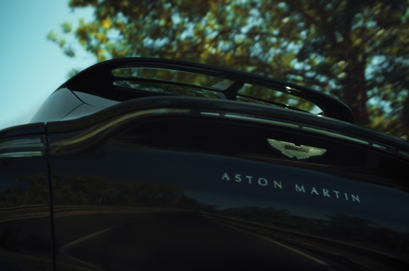 Aston Martin DBX película 2