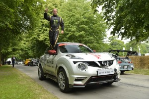 Terry Grant Nissan Juke Nismo RS sobre la puerta