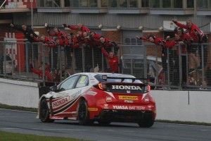 BTCC 2015 Gordon Shedden llegando a meta