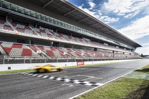 McLaren P1 GTR Barcelona coche con tribuna al fondo