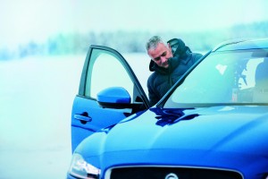 Jaguar F-Pace probado por Jose Mourinho montandose en el coche