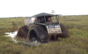 Sherp ATV sobre gran charco