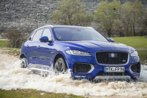 Jaguar F-Pace en agua