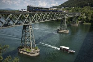 Land Rover Discovery remolcando tren puente 2