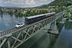 Land Rover Discovery remolcando tren puente