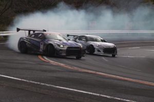 Drifting Nissan GTR R35 vs Toyota GT86