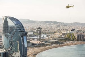 SEAT Arona volando sobre Barcelona